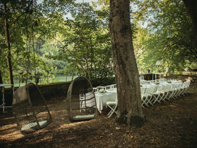 Le parc est bordé par la Saône